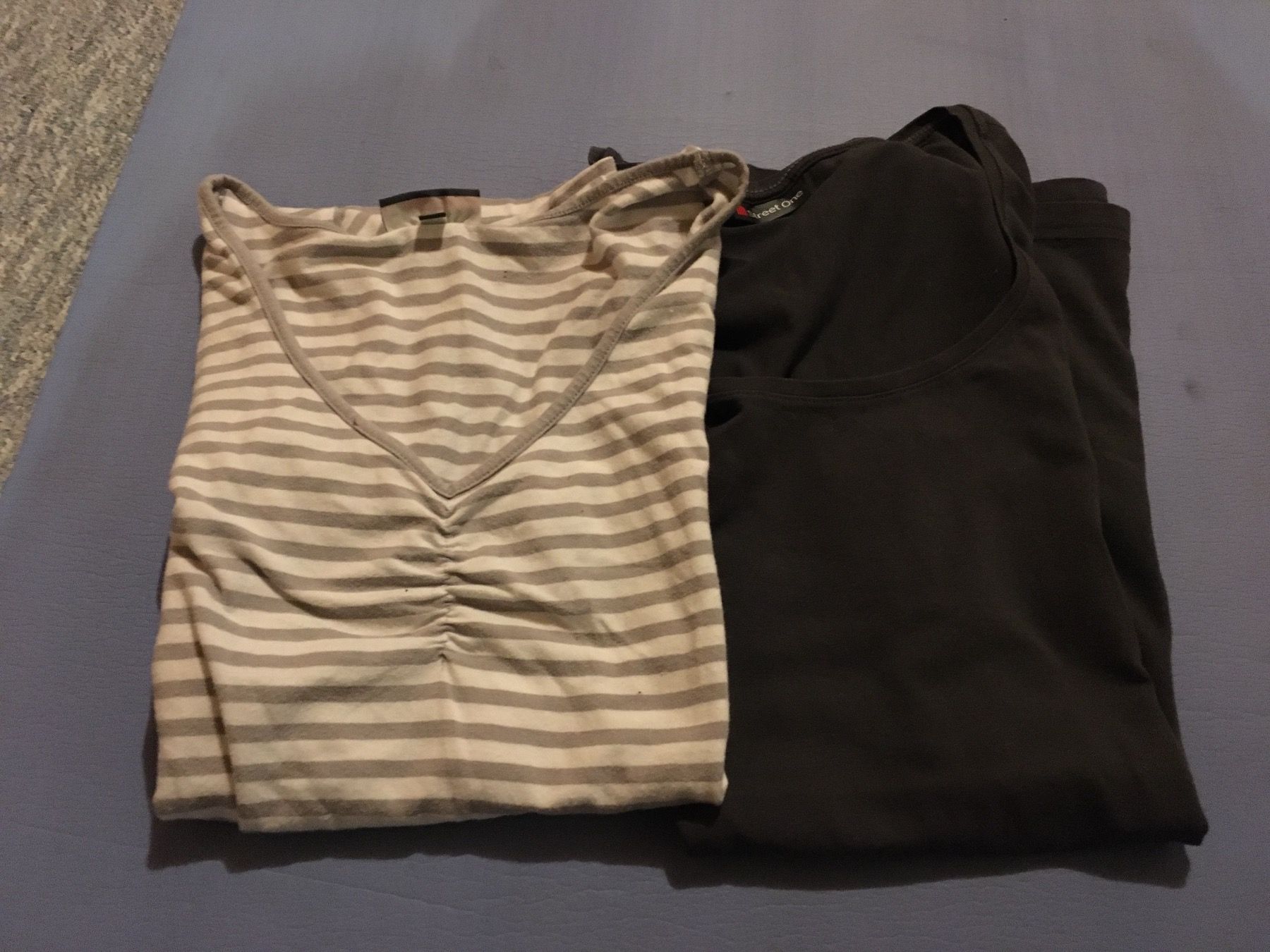 T-Shirts: 2 T-Shirt – Gebraucht aus Schaffhausen von ann_g6tx