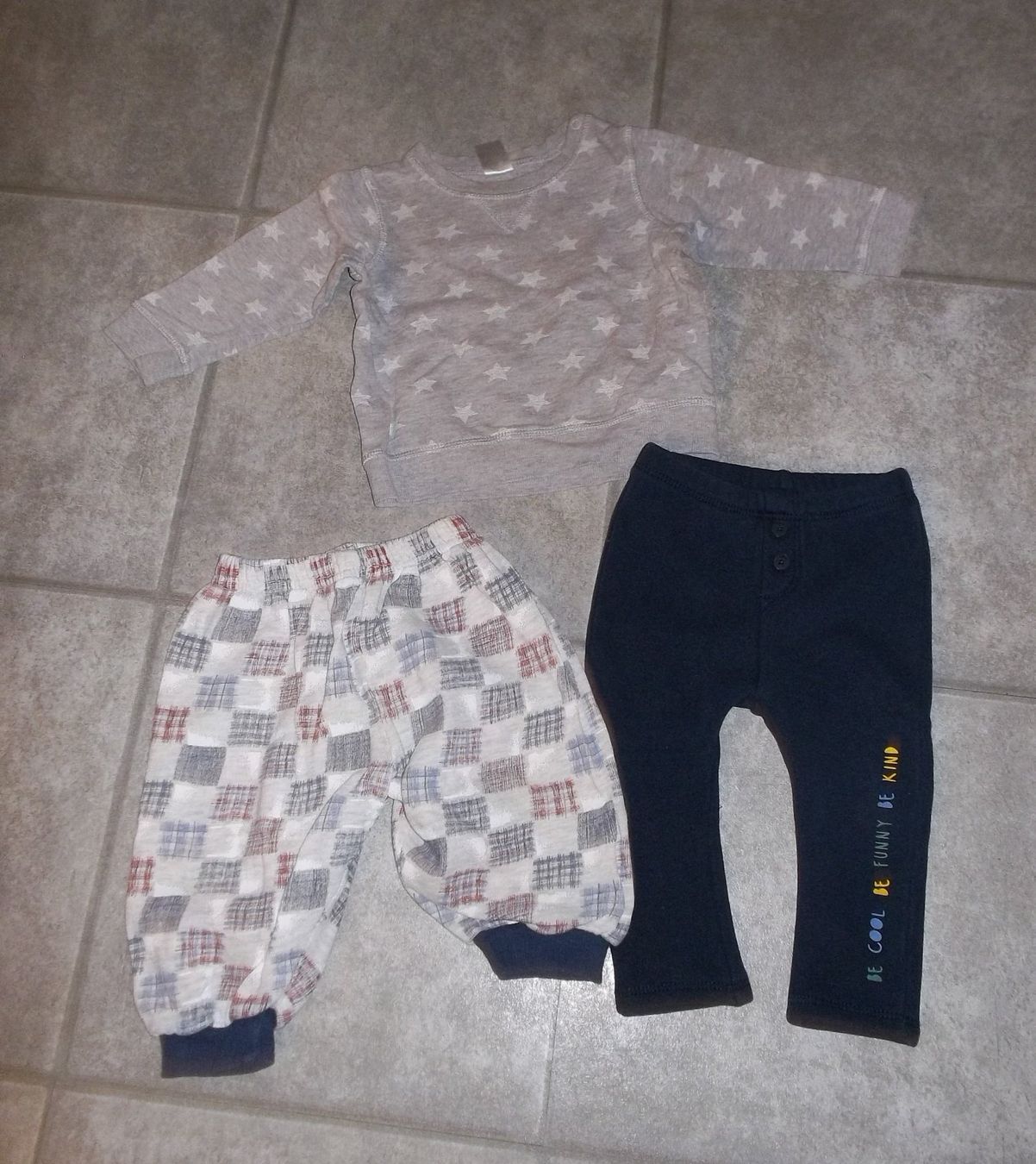 Lotti & Set di vestiti: 8 teiliges Knabenkleiderpaket Grösse 74 – Usato da Kaltbrunn venduto da Cindy99 1