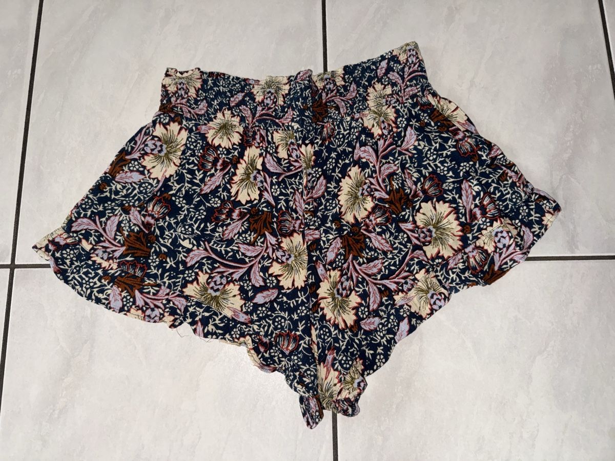 Urban Outfitters Pantaloni: Geblümte Shorts – Usato da Hergiswil NW venduto da kaufe_bei_kaufmann 2