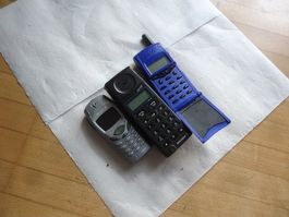 3 STK ERICSSON ANTIK  HANDY.OHNE CHARGER.NICHT LÄÜFT