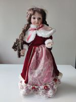 Wunderschöne Porzellanpuppe mit besticktes Kleid