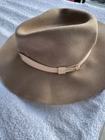 Chapeaux H&M 1 beige, 1 noir avec bride T. S 54 en bon éta