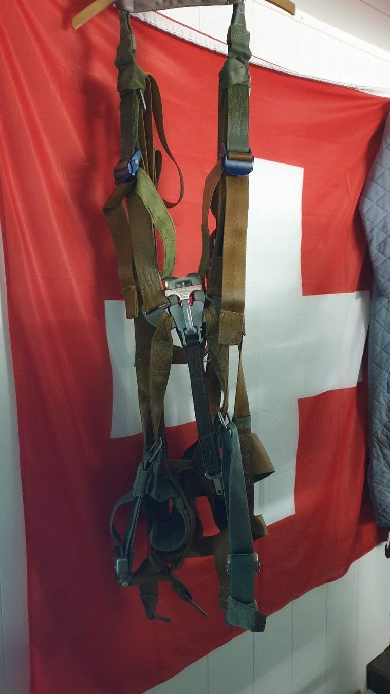 Autres pour métaux et serrurerie: Schleudersitzgurt MK11 aus einer Schweizer Pilatus PC9 – D'occasion à Düdingen par 7471