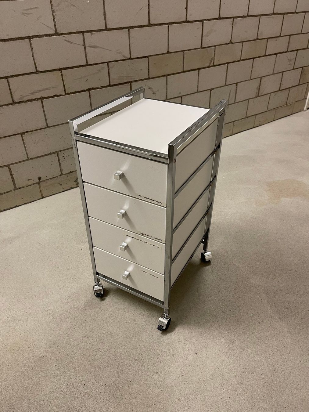 Banconi: Rollcontainer weiss Metall und Holz - 4 Schubladen – Usato da Zürich venduto da Pitschi17