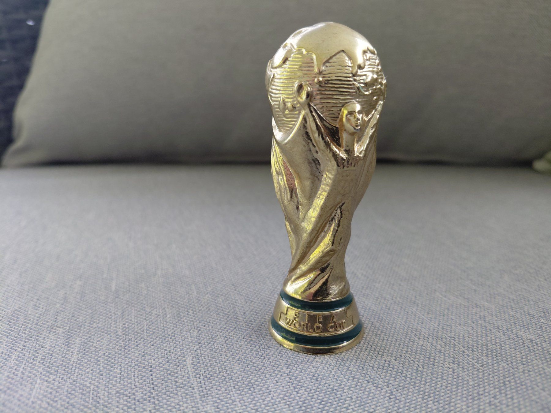 Altre raccolte & rarità: FIFA World Cup Pokal 8cm – Usato da Schmerikon venduto da Olympia04 1