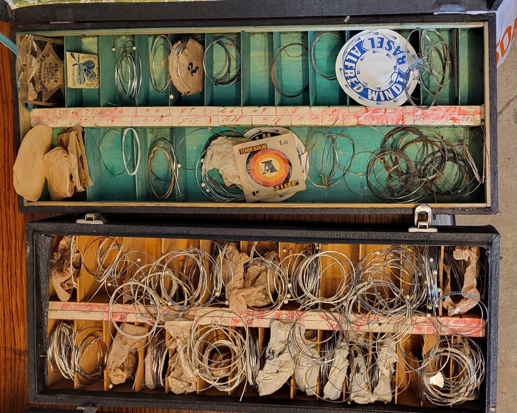 Strumenti musicali: Vintage cordes pour instruments de musique – Usato da Villars-sur-Glâne venduto da rifzari