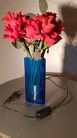 Vase mit Lichterketten Blumen