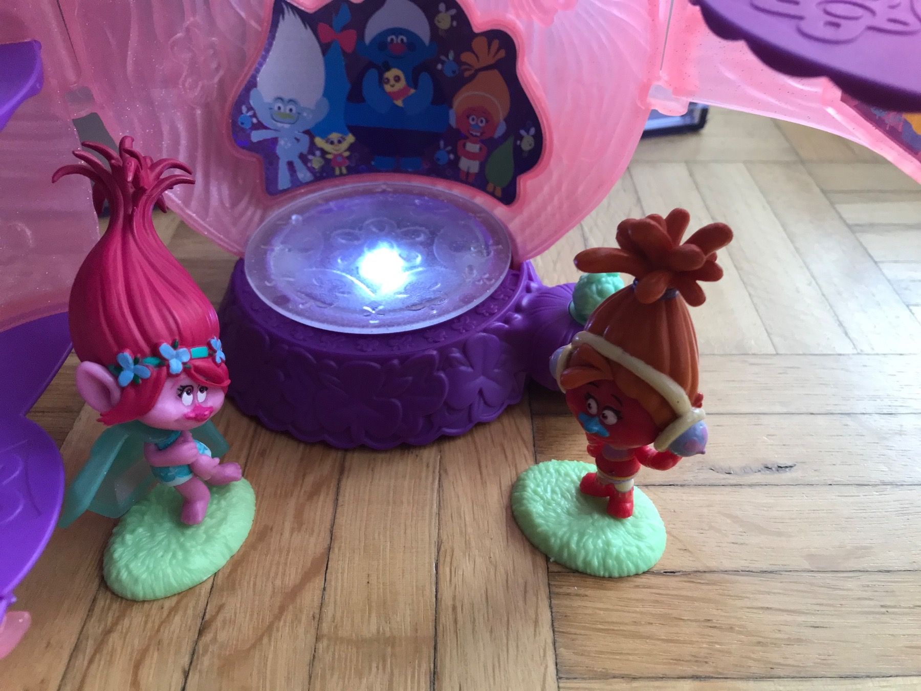 Hasbro Giocattoli: Hasbro Trolls Haus mit Licht und 4 Figuren – Usato da Emmenbrücke venduto da Hathor123 3