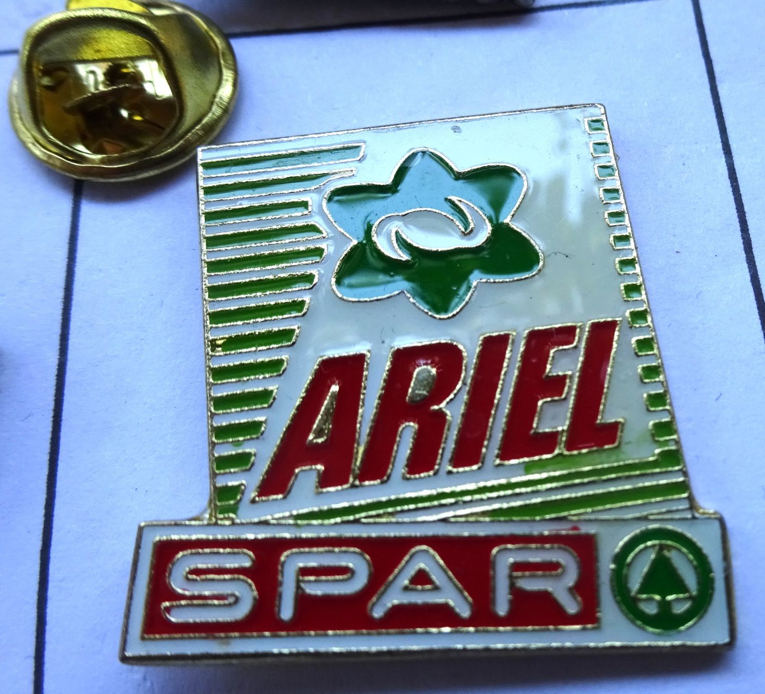 Placchette & Badge: Pin ARIEL Spar Tanne – Usato da Utzenstorf venduto da BUtter81