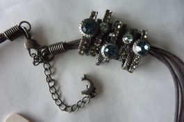 SCHMUCK ANHÄNGER MIT 5 STEINEN UND KLEINEM DELPHIN. BONITA.