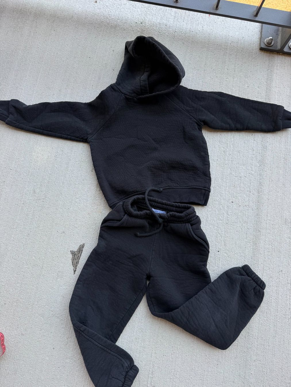Completi: Kinder Trainingsanzug VINEL Grösse 110 cm – Difettoso da Riehen venduto da edu_92w7