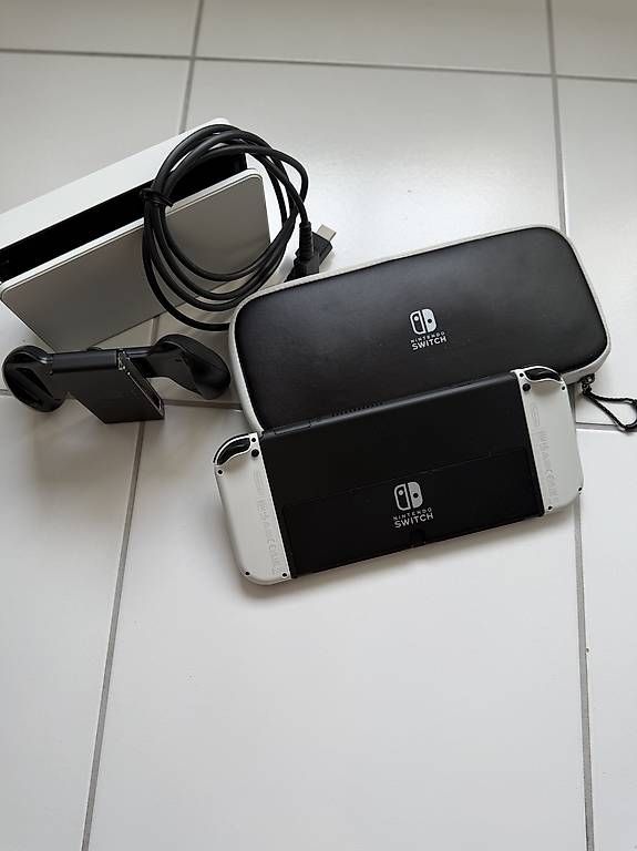 Nintendo Console: Nintendo Switch OLED Konsole – Usato da St. Gallen venduto da kev_6dm5 2