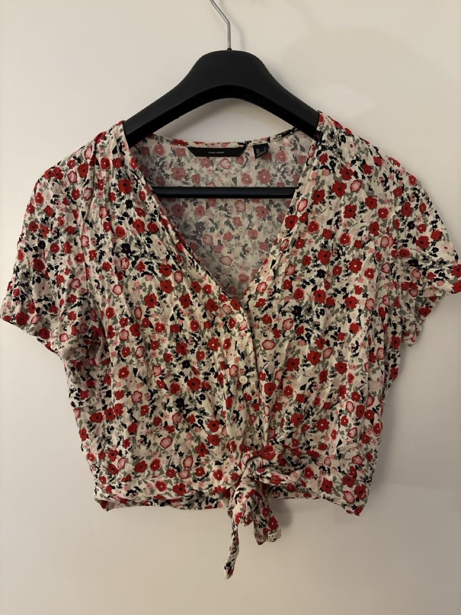Vero Moda Chemisiers: Damen Bluse Vero Moda mit Blumenmuster Grösse L – D'occasion à Bern par chr_d5tz