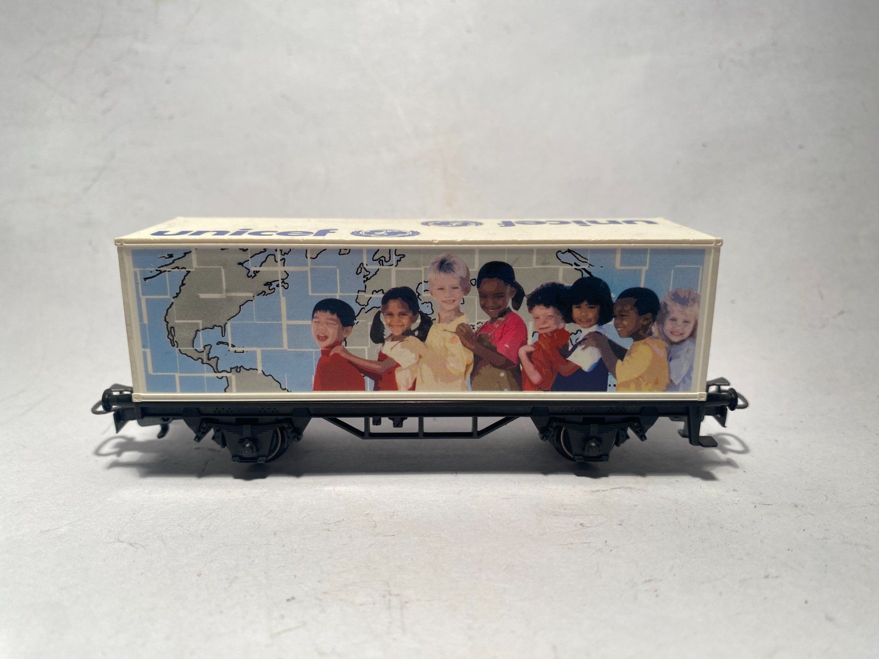 Märklin Modellini di ferrovie: Märklin Containerwagen UNICEF, AC Achsen – Usato da Buchrain venduto da Modellbahn11 1