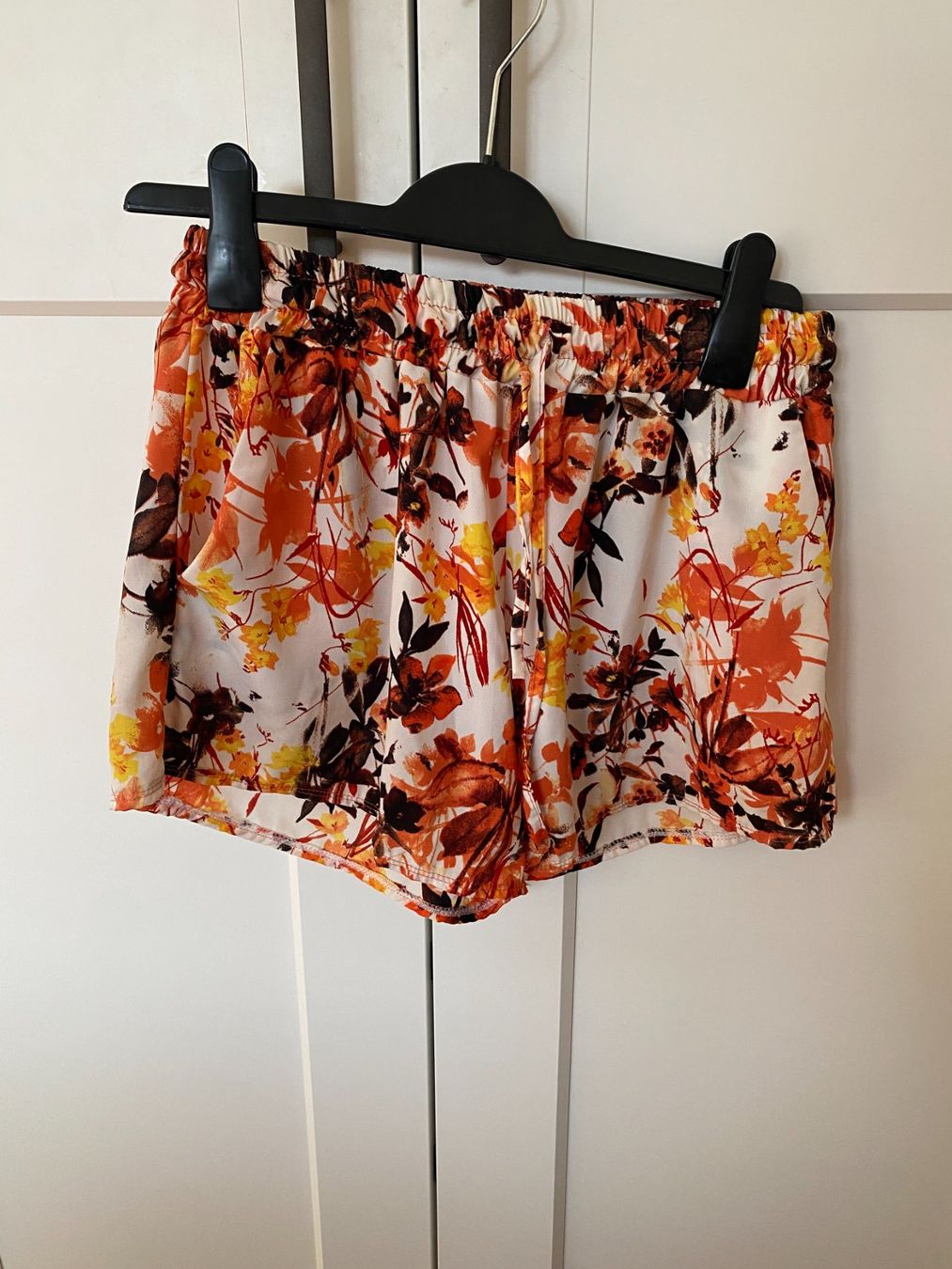 Pantaloni: Short gelb/orange/braun Gr. M – Usato da Unterengstringen venduto da cck_
