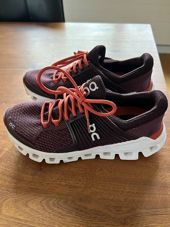 On Scarpe da donna: On Cloudswift Laufschuhe neuwertig Grösse 36.5 – Usato da Arlesheim venduto da SKA_4144