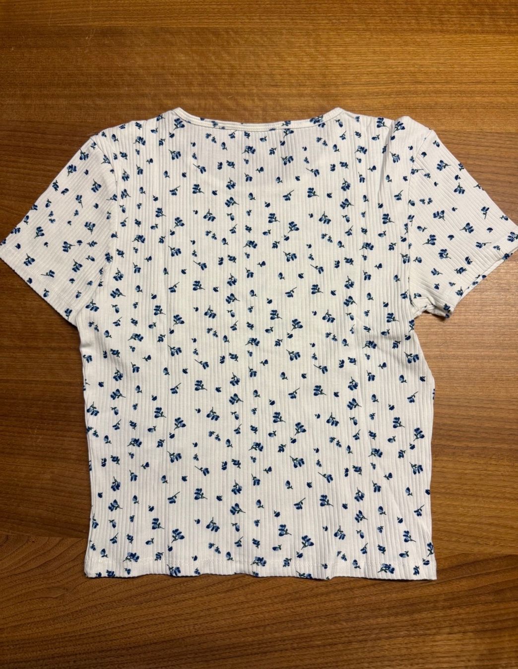 Only T-shirt: WEISSES T-SHIRT MIT BLUMEN – Usato da Raron venduto da lia_secondhand 1