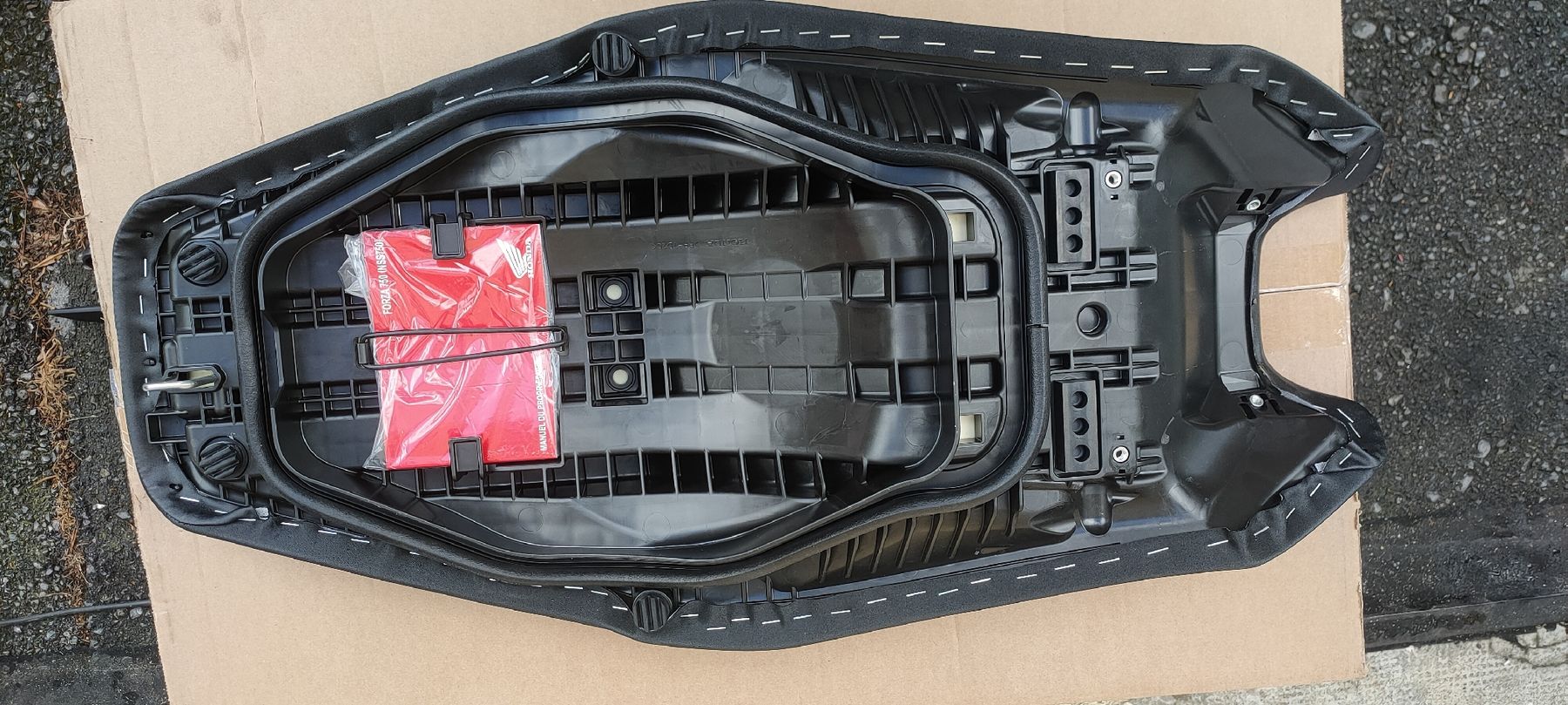 Honda Tutti i ricambio per moto: Selle Honda 750 neuve  – Nuovo e nell'imballaggio originale da St Maurice venduto da RS65 2