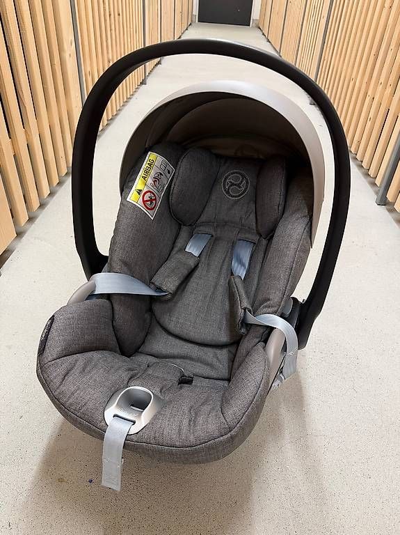 Sièges auto: Cybex Platinum Cloud Babyschale – D'occasion à St. Gallen par lid_cc7q