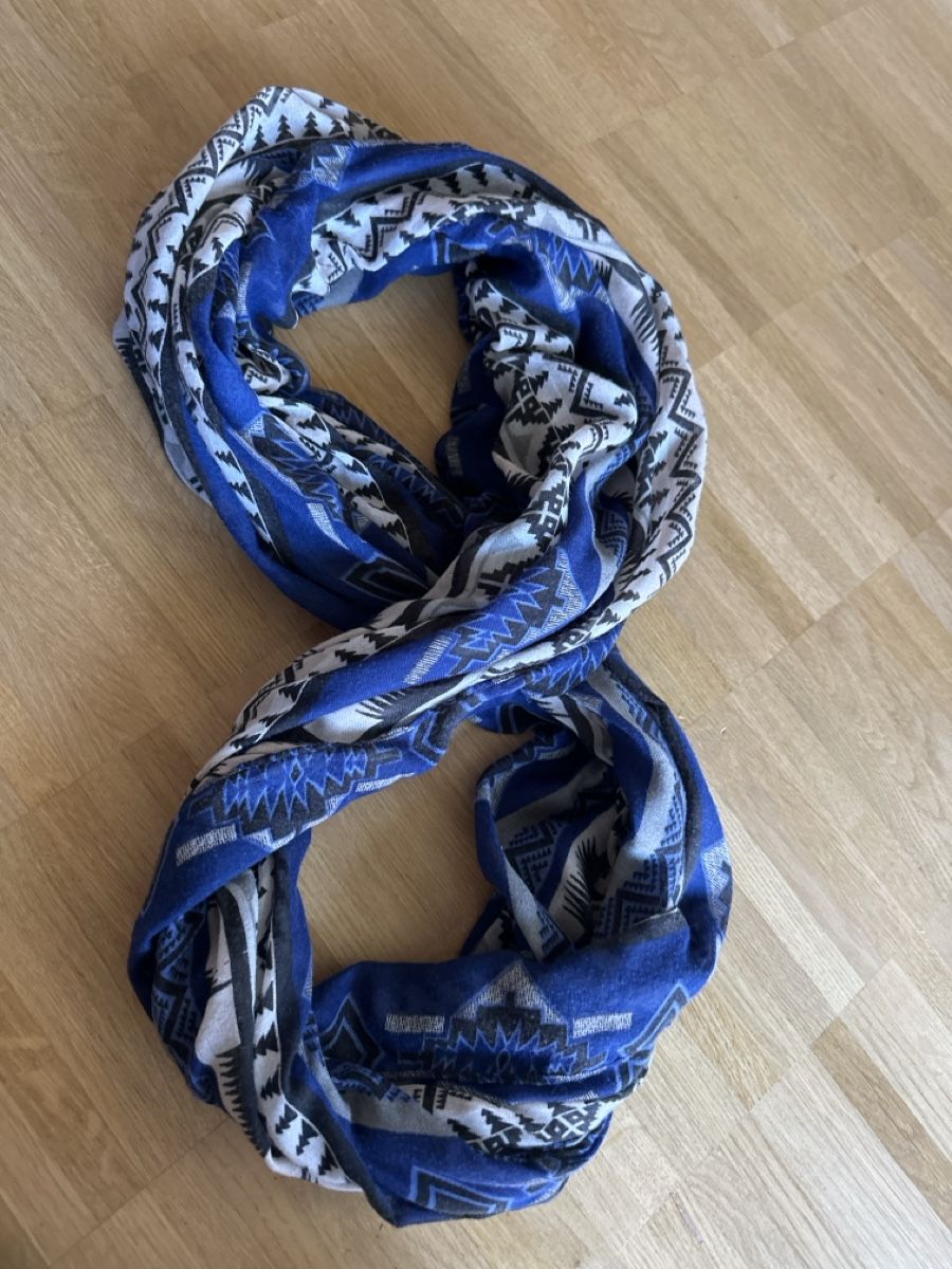 Foulard & Sciarpe: Schwarzer blau-weiss gemusterter Schlauchschal – Usato da Hombrechtikon venduto da SyrenaPears 2
