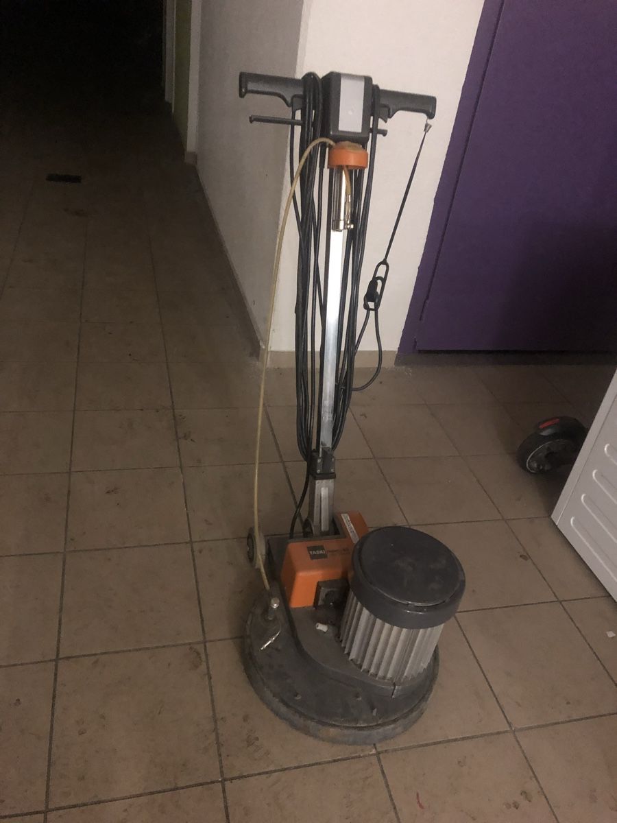 Tutte le macchine: Taski mono 42 bodenputzmaschine  – Difettoso da Biel-Bienne venduto da alos07