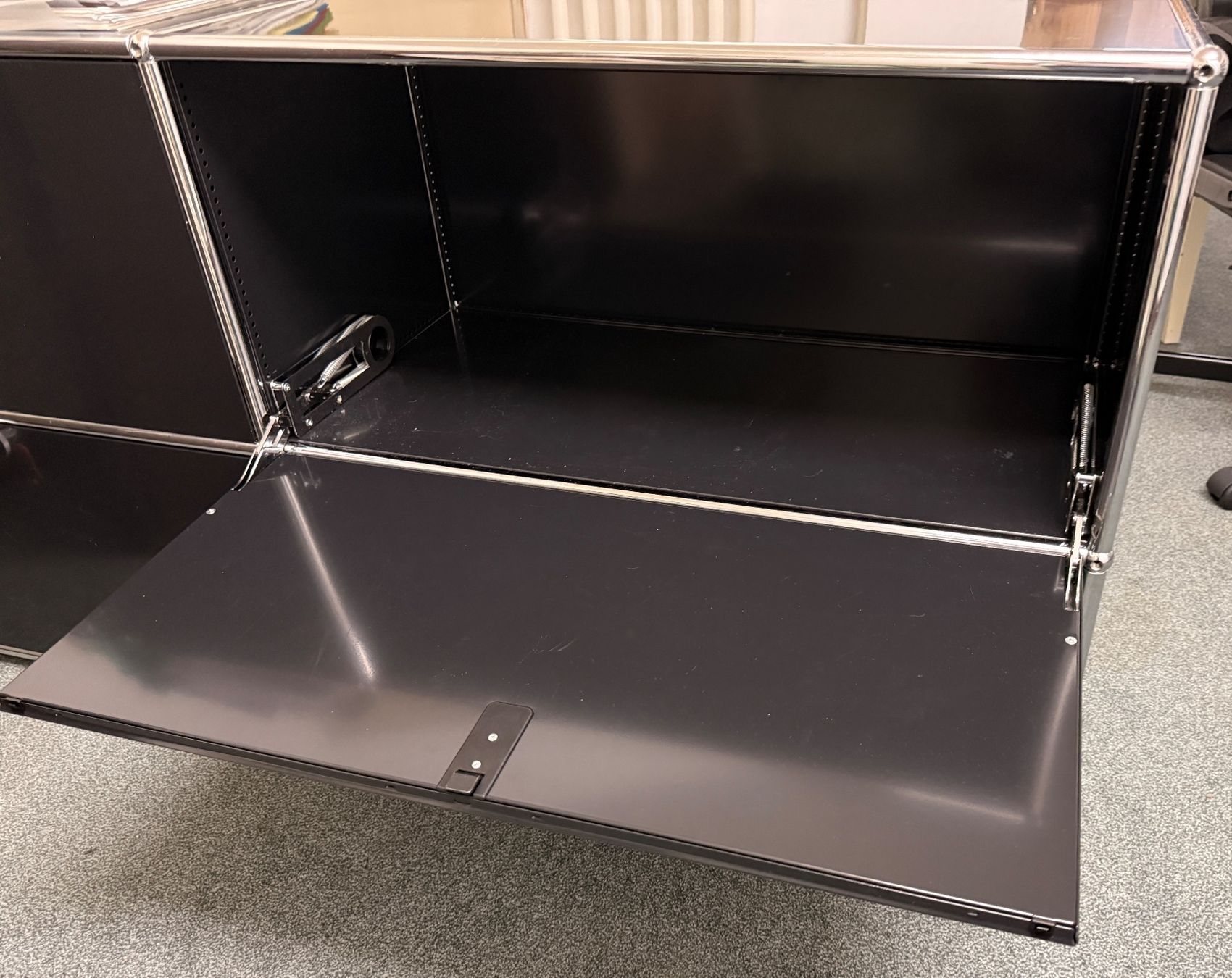 USM Cassettiere: USM Haller Sideboard 2x2 schwarz – Usato da Gelterkinden venduto da Vanillasky66 2