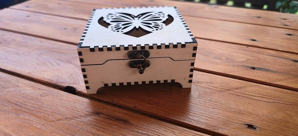 Tutte le decorazioni: Handgefertigte Holzbox mit Schmetterling – Nuovo (secondo la descrizione) da Rorschach venduto da Jakec89 1