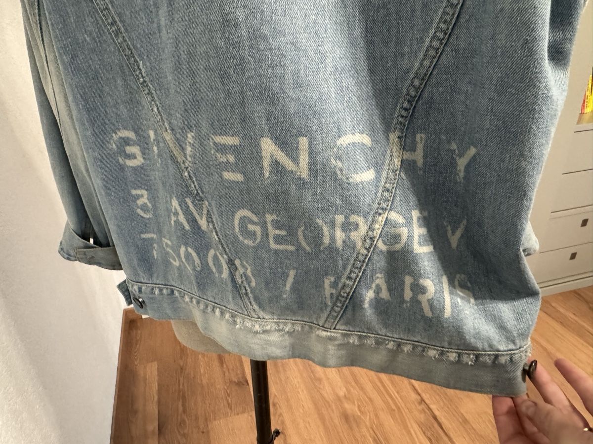 Givenchy Jacken: Veste en jeans Givenchy, taille 38 – Gebraucht aus Villars-le-Grand von fanstemymar 7