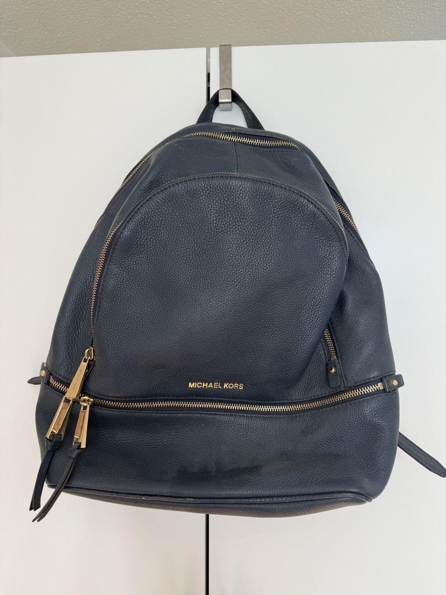 Michael Kors Zaini: Michael Kors Rucksack blau mit goldenen Elementen – Usato da Eglisau venduto da Nic1906