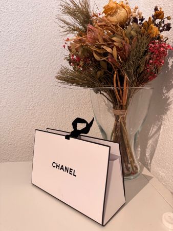 CHANEL Geschenktasche weiss mit schwarzem Band neuwertig