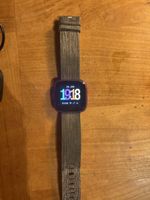 Fitbit Versa 3 Smartwatch lila mit Zubehoer guter Zustand