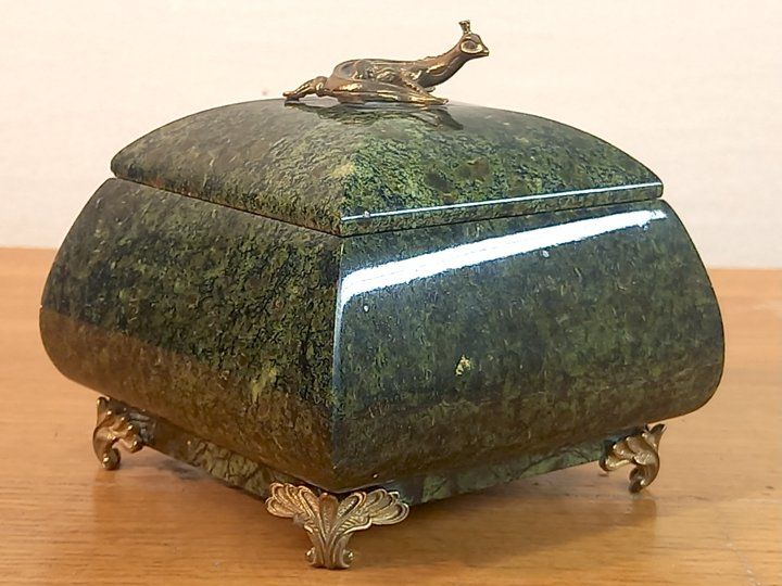 Portagioie: Boite de jade avec lézard en laiton – Usato da Ponts-de-Martel venduto da Henri-Louis 3
