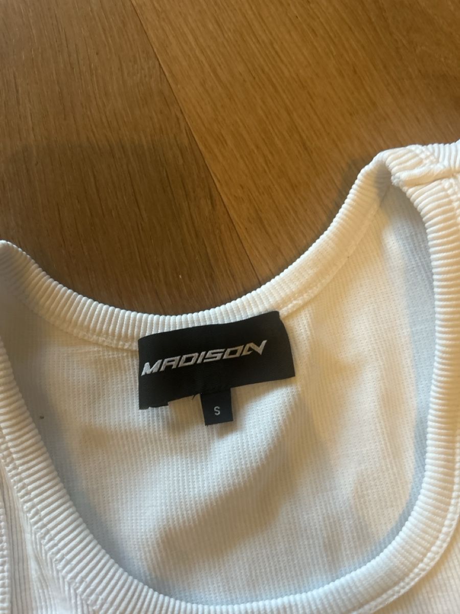 T-shirt: Madison Clothing Top – Nuovo (secondo la descrizione) da Kriens venduto da lor_2x76 1