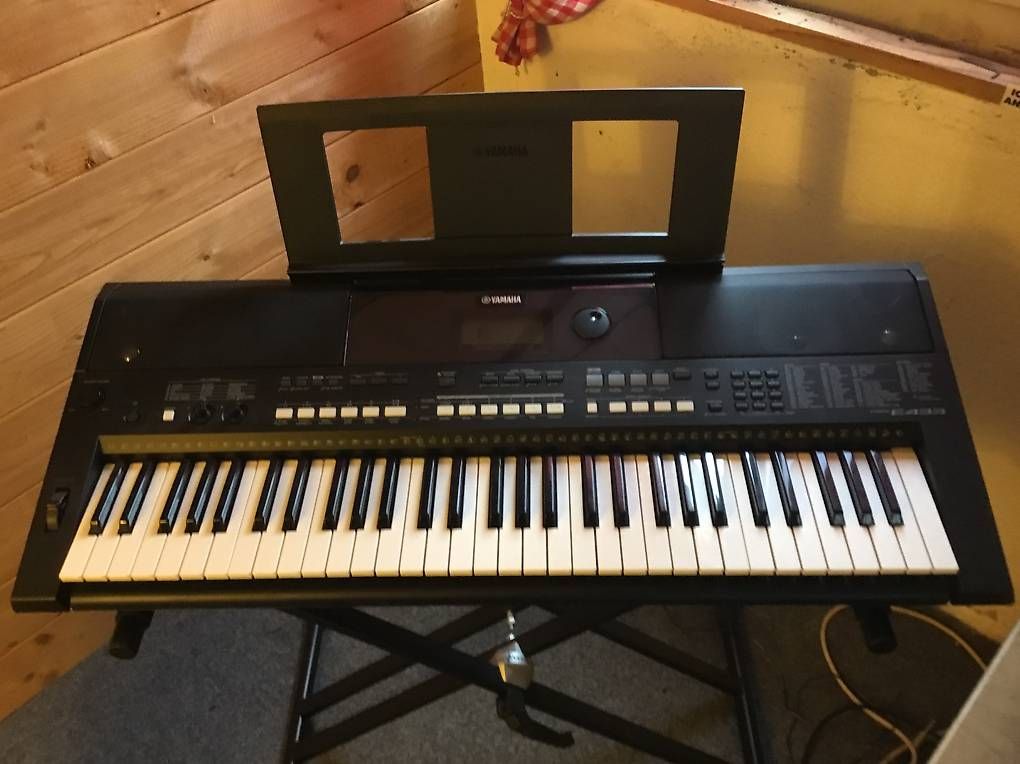 Yamaha Strumenti musicali: Neuwertiges Keyboard Yamaha PSR E433 mit Stromadapter – Usato da Duggingen venduto da Singfogel 1