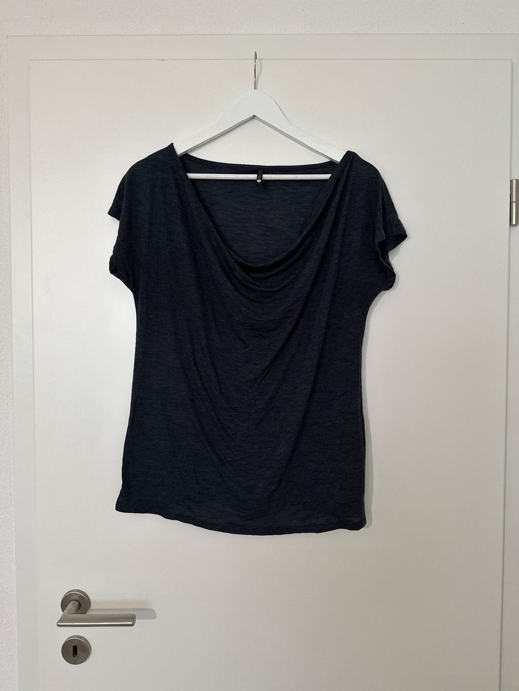 Top: Top joli décolleté bleu marine chiné – Usato da Cheseaux-Lausanne venduto da Cerfynie 1