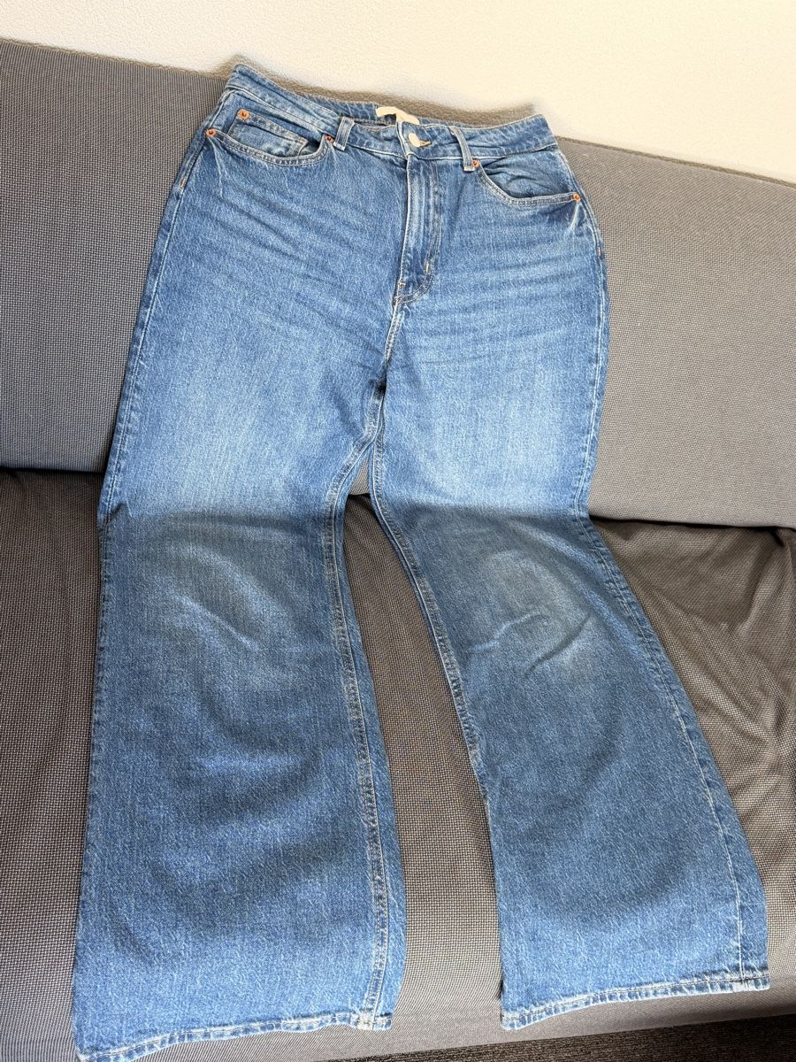 H&M Jeans: Jean H&M bleu clair, taille 38 – Usato da Bulle venduto da LeMoleson