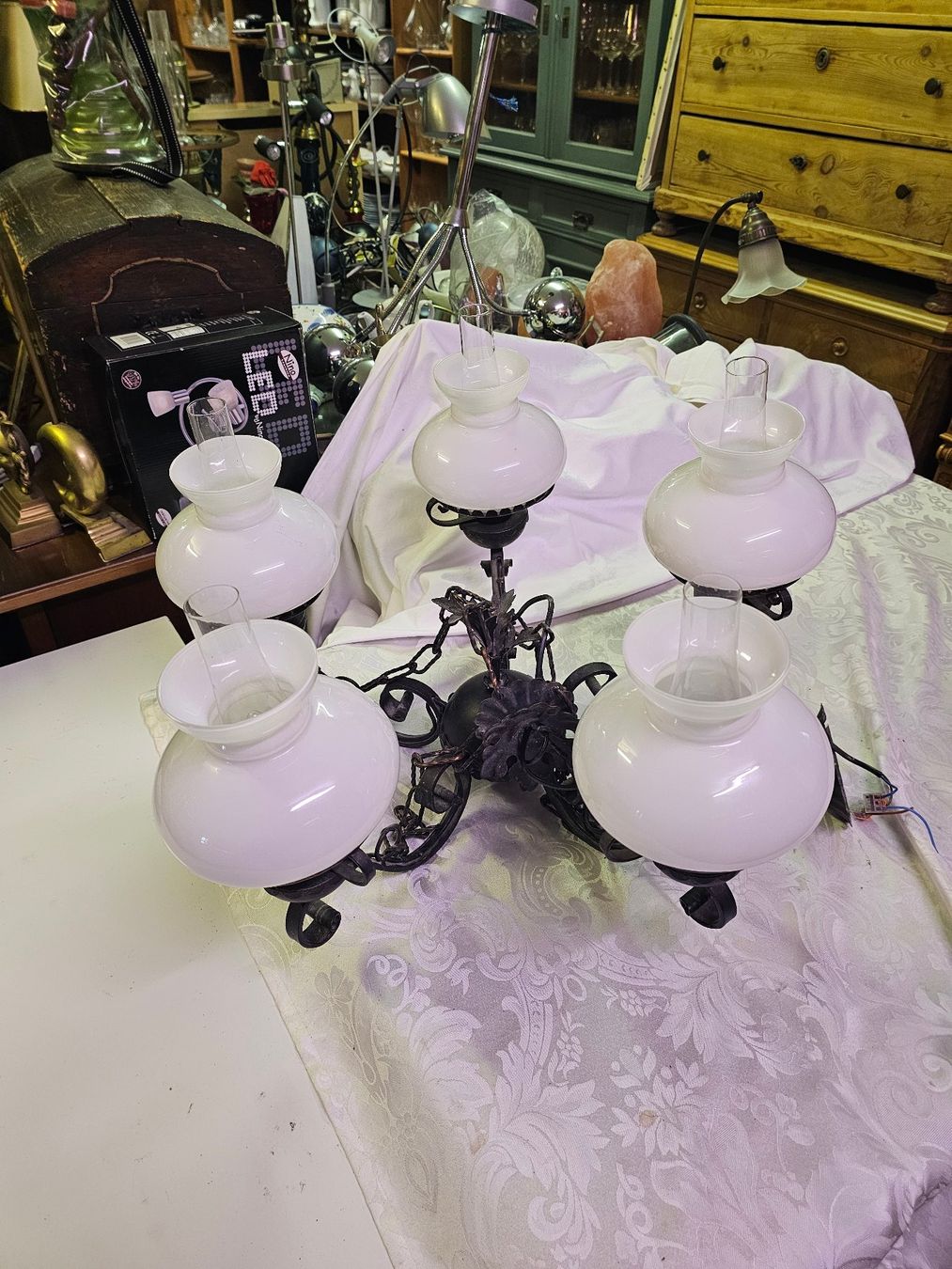 Lustres & lampes de plafonds: Deckenlampe mit 5 Glaskugeln Metallgestell gebraucht – D'occasion à Opfikon par Seebacherbrocki55555