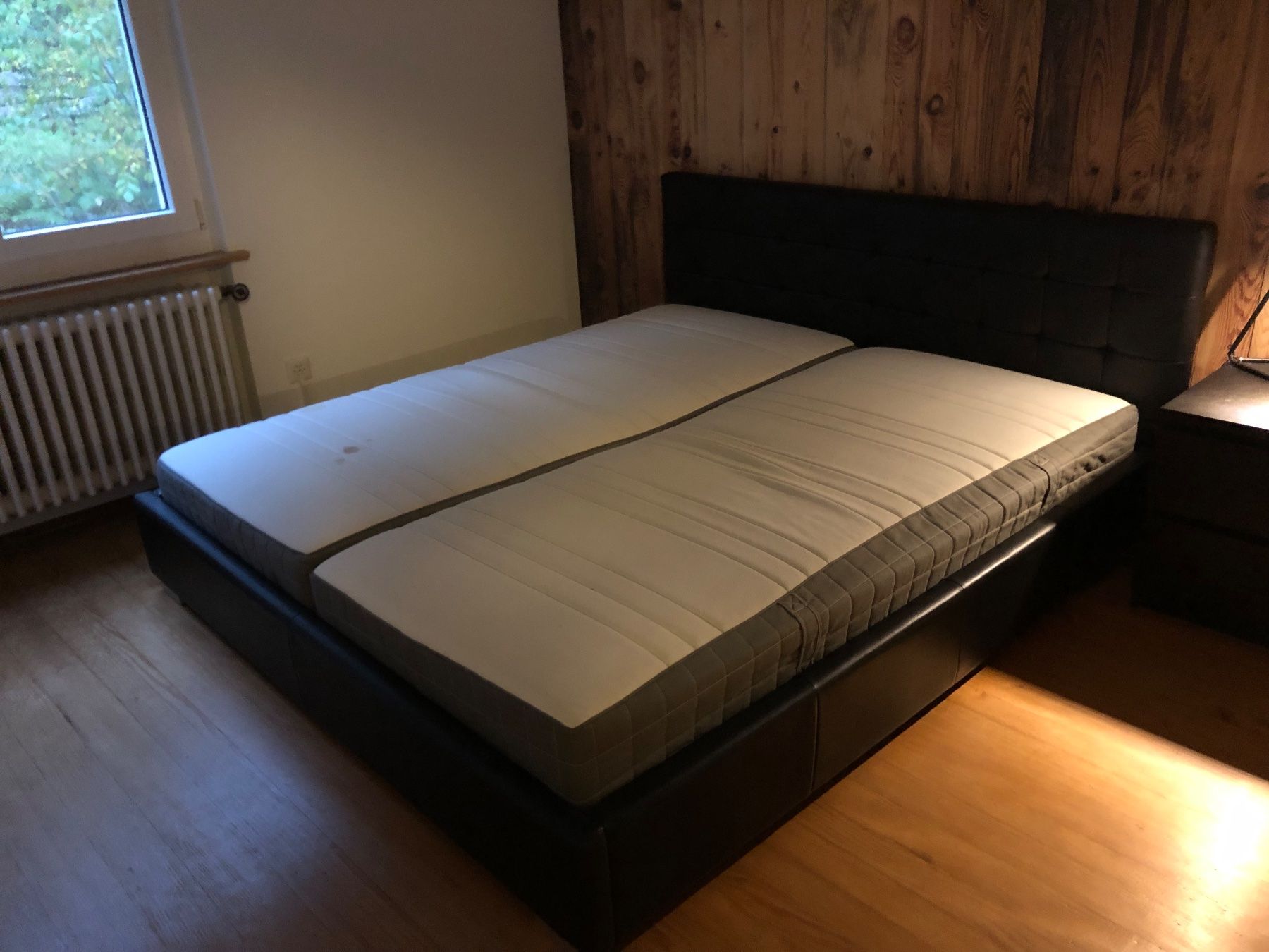 Betten: Bett in Schwarz – Gebraucht aus Stilli von  1