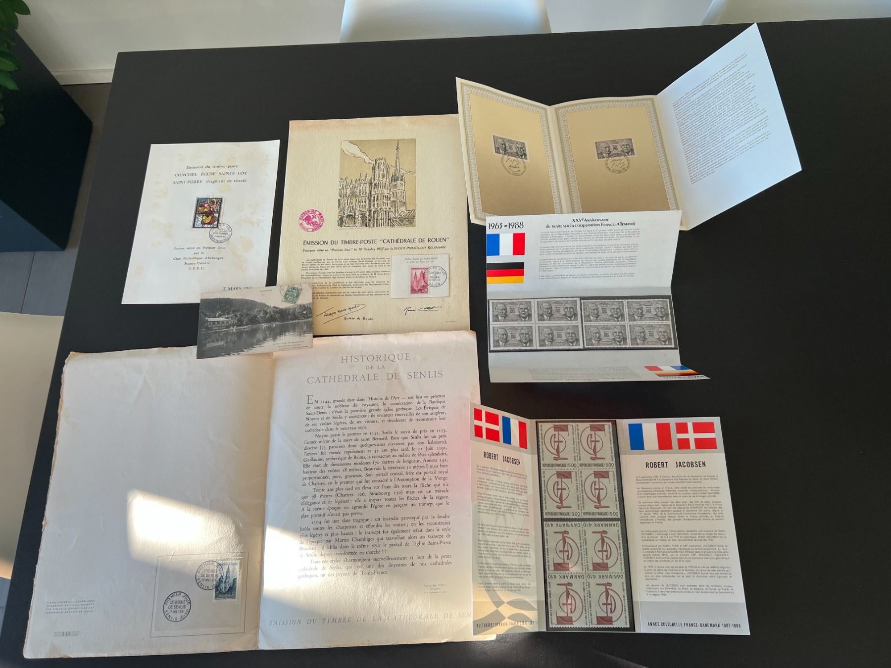 Tutti i francobolli: () Super lot de 150+ souvenirs philatéliques – Usato da Lausanne venduto da ffhoud 5