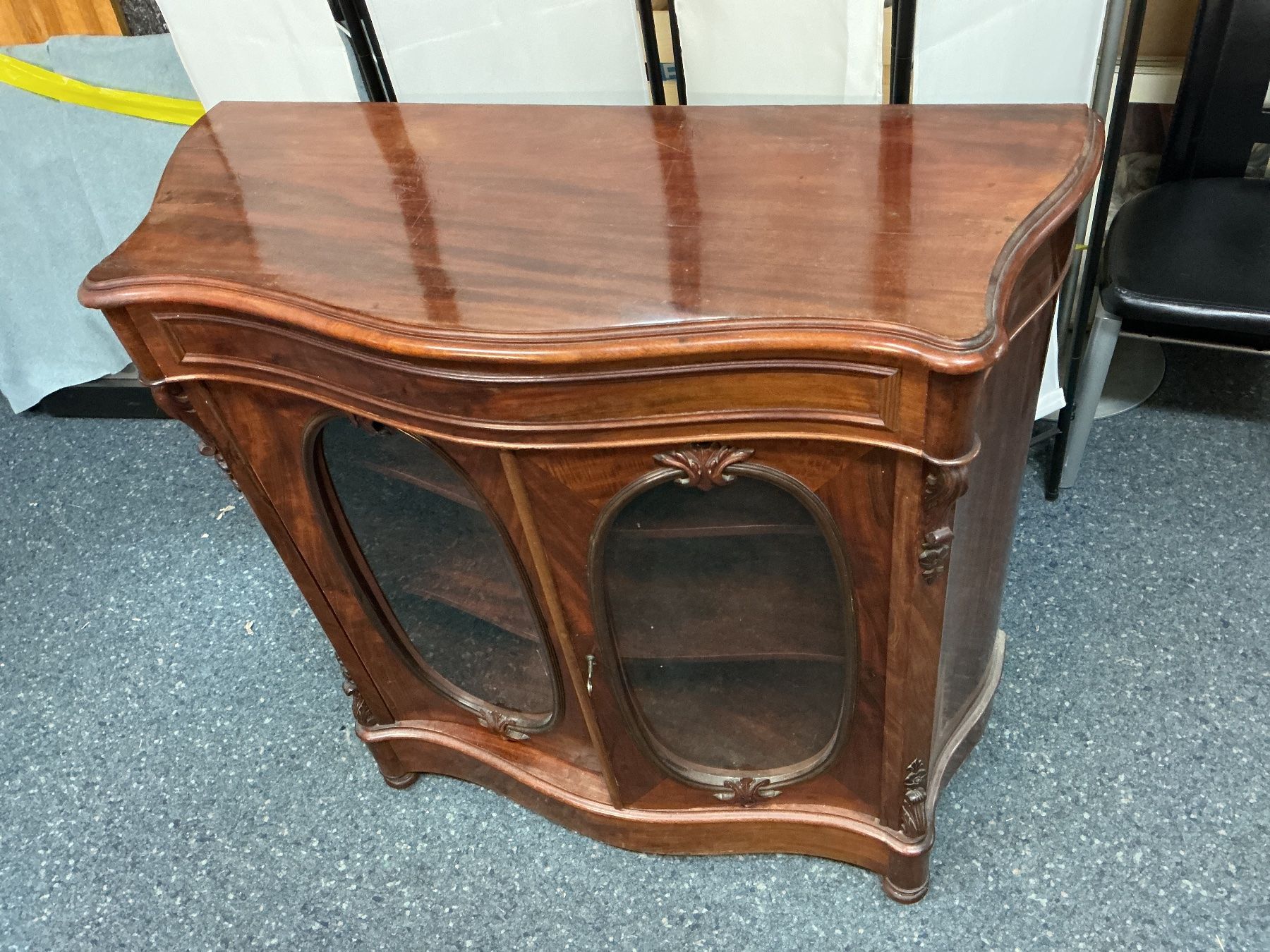 Cassettiere: Dekorative Kommode mit Vitrine – Usato da Bern venduto da vielerart 1