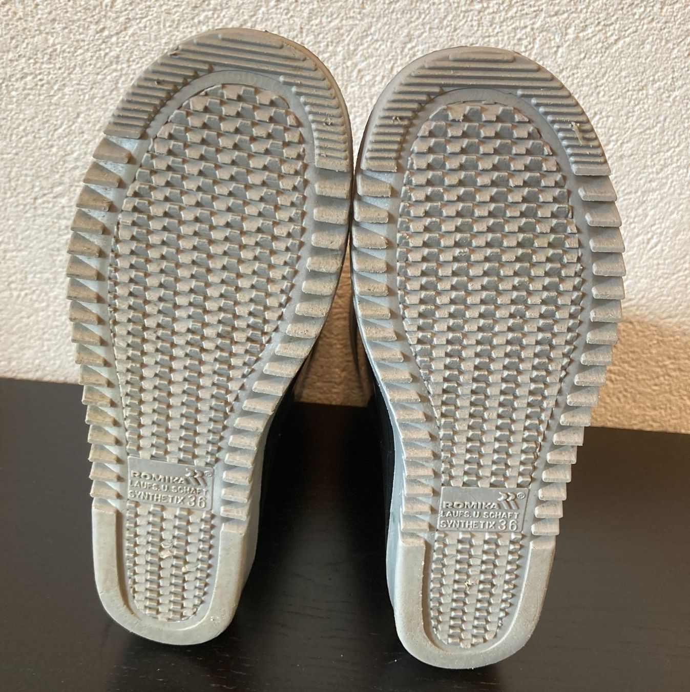 Scarpe da donna: Schwarze Gummistiefel mit silber Lackborte ROMIKA Gr.36 – Usato da Münchenbuchsee venduto da lu-99 5