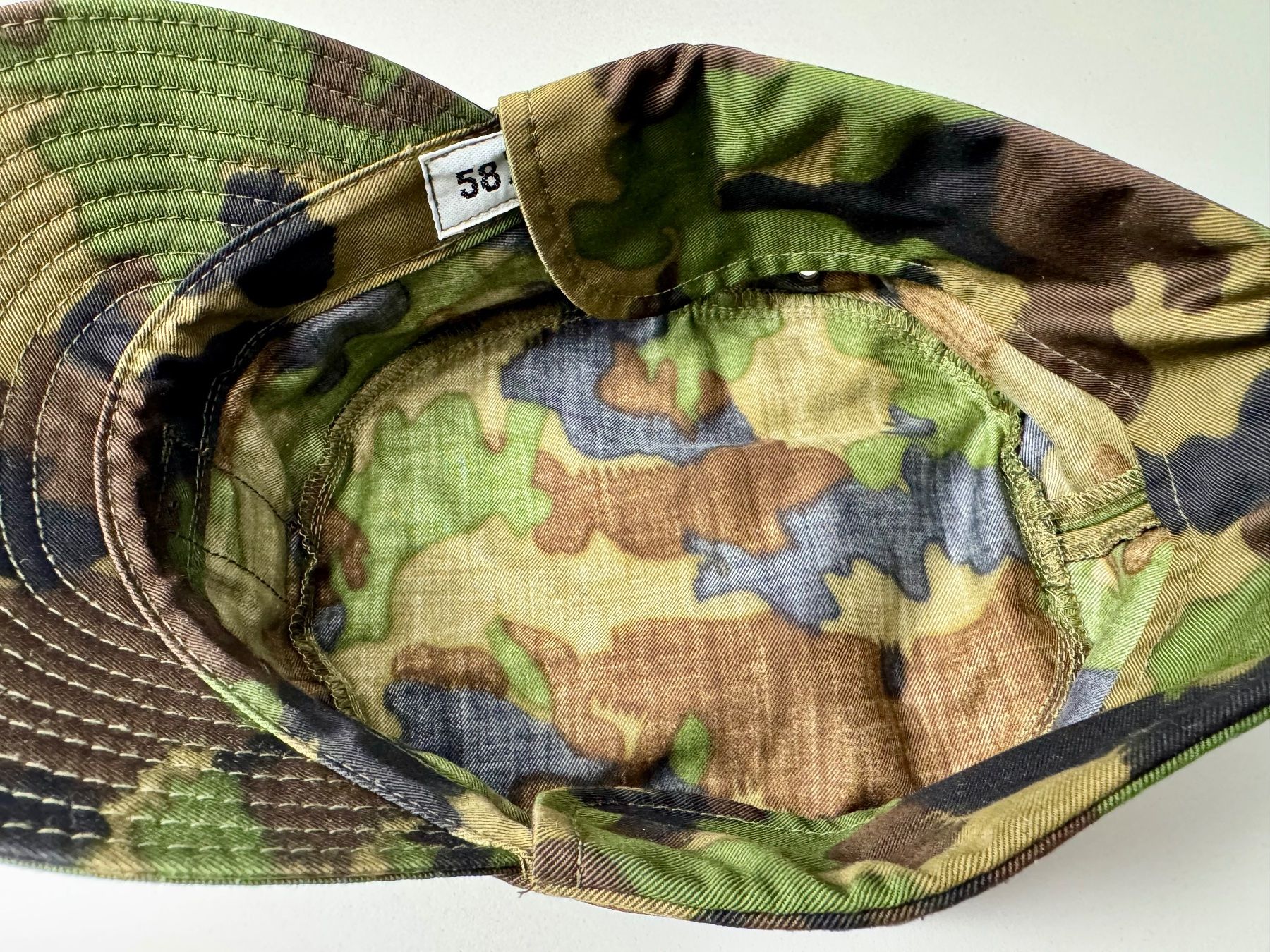 Schweizer Armee Uniformi: Schweizer Armee Mutz Gr. 58 mit Klett Hauptmann – Usato da Rothenthurm venduto da WalterliTell 1