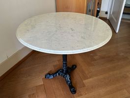 Marmortisch rund mit schwarzem Eisengussfuss