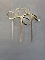 Paire de boucles d'oreilles pendantes noeud couleur argentée