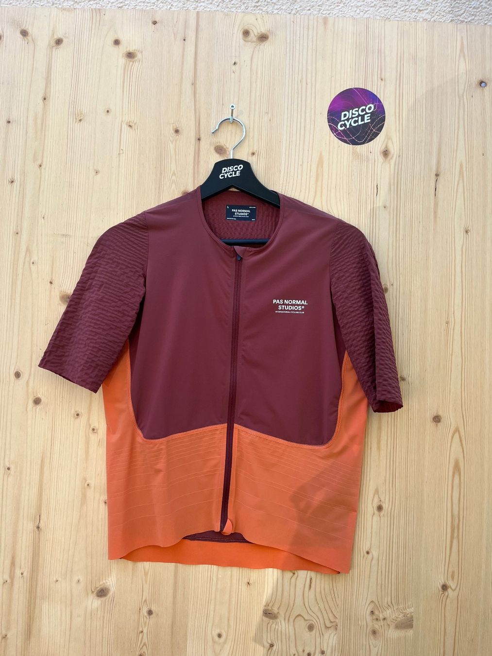 Pas Normal Studios Leibchen & Hosen: % Pas Normal Studios Men's Mechanism Pro Jersey - Orange L – Neu und originalverpackt aus Bern von Disco_Cycle