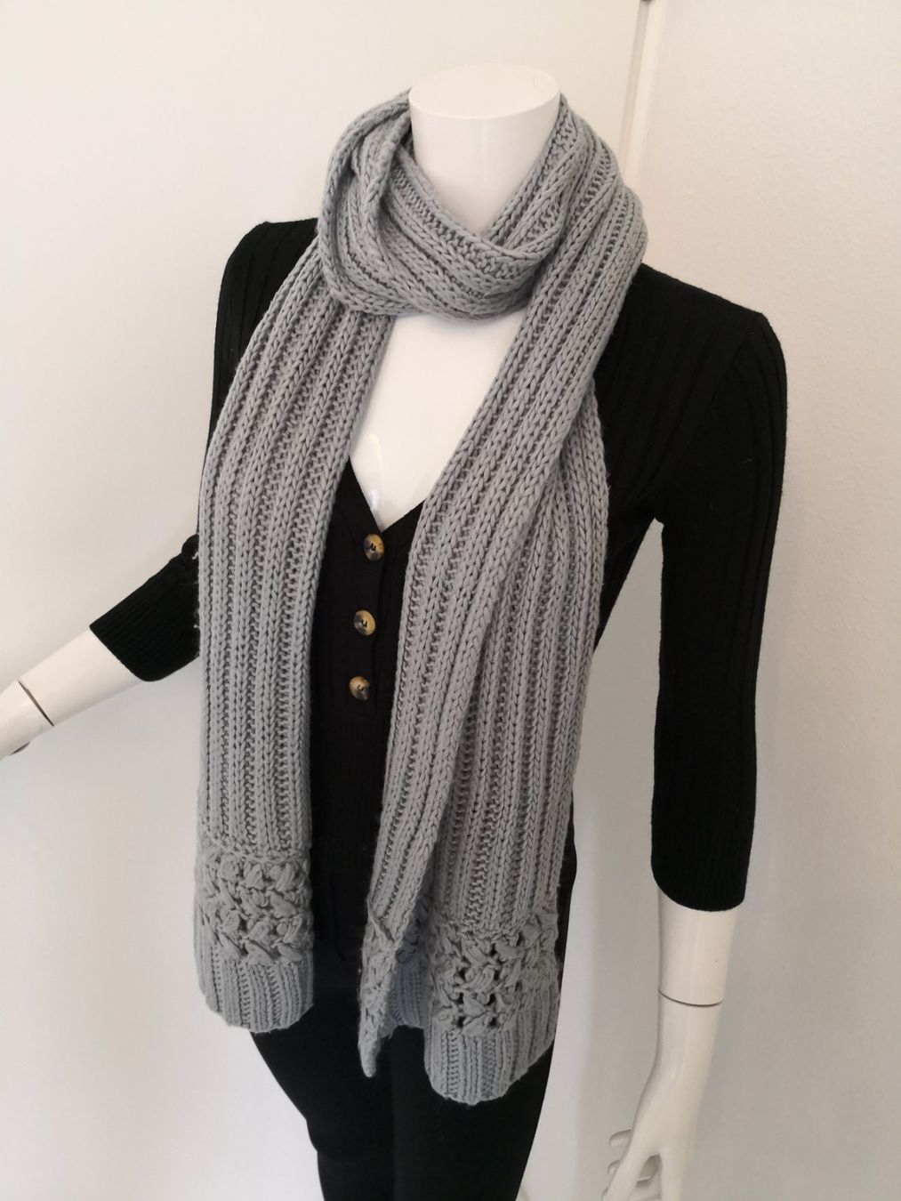 Foulard & Sciarpe: 🤩STRICK-SCHAL HELLGRAU MIT MUSTER – Usato da Olten venduto da Naja-Twins-Twins 6