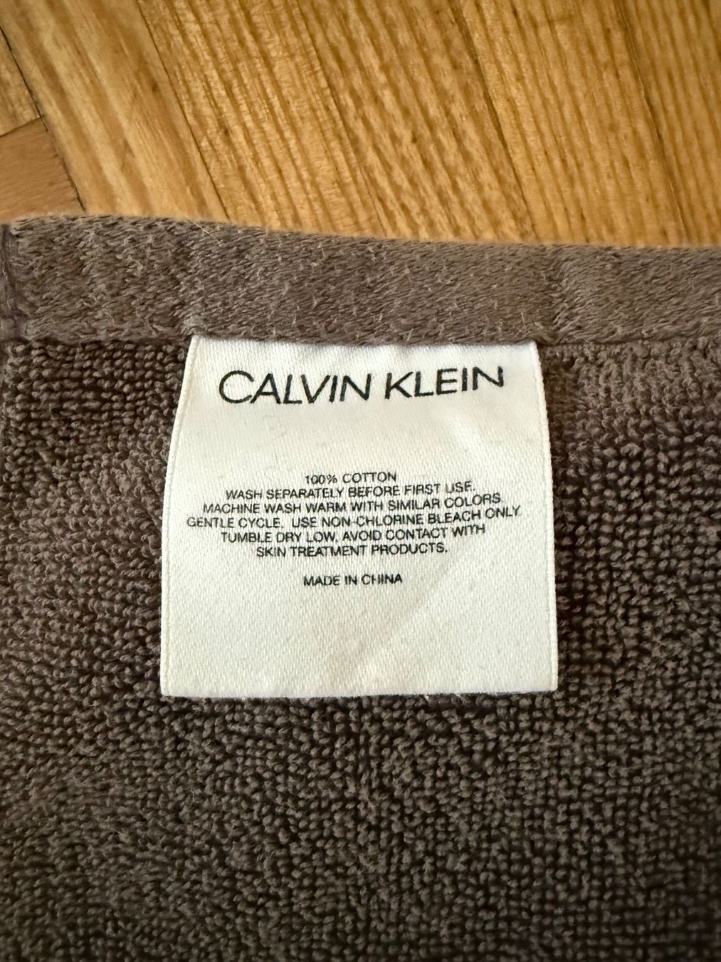 Calvin Klein Teli da bagno: 2 x Calvin Klein Badetuecher, Grau – Usato da bioggio venduto da lenny023 2