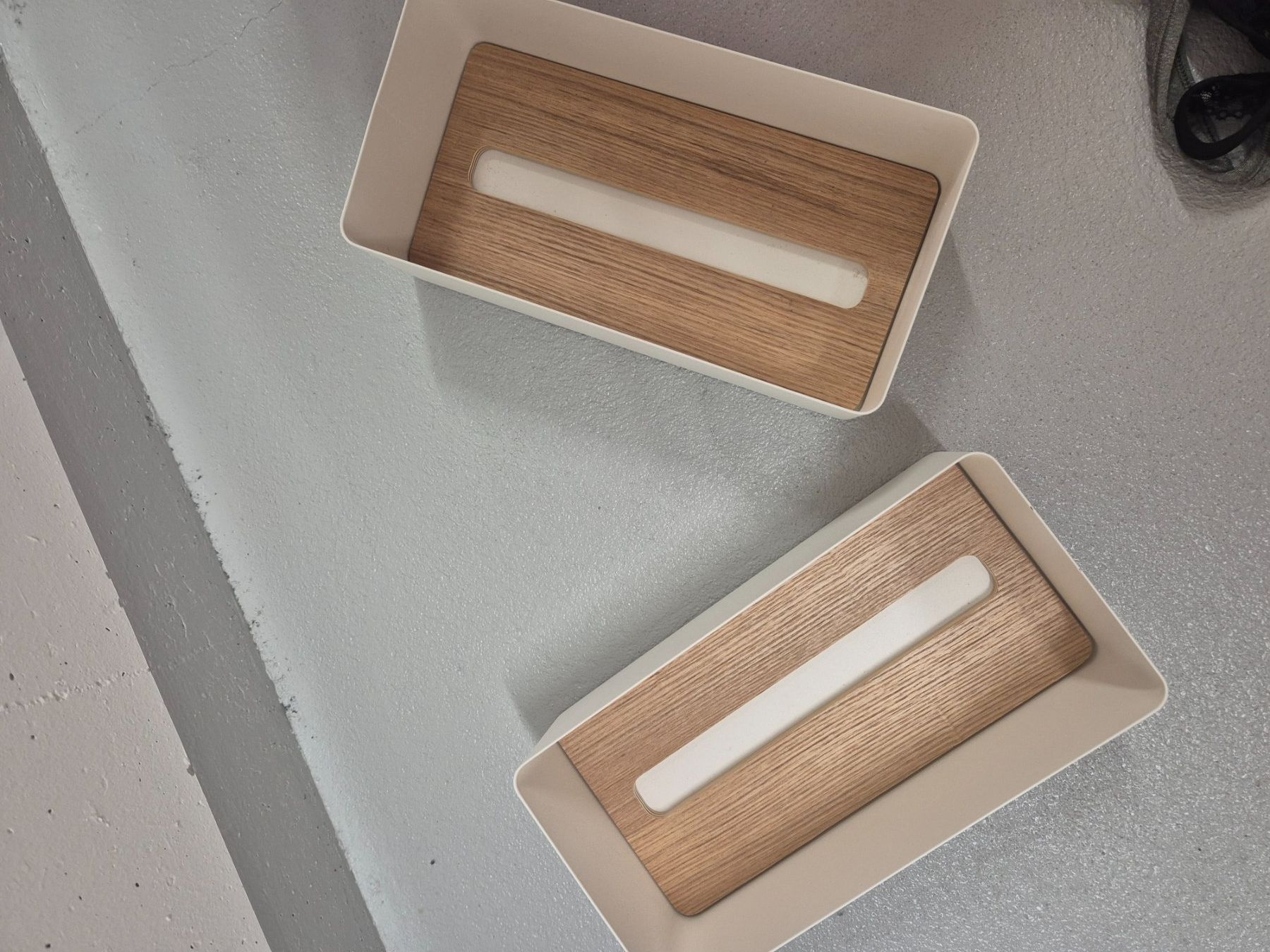 Wandhalterungen: 2 moderne Taschentuchbox-Halterungen mit Holzoptik – Gebraucht aus Ittigen von LilyfromSwitzerland