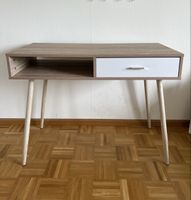 Schreibtisch im skandinavischen Stil
