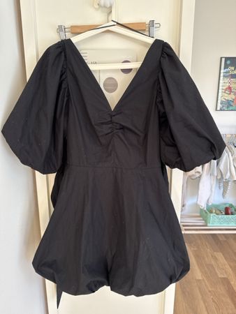 Schwarzes Sommerkleid von H&M mit Puffärmeln, Grösse M